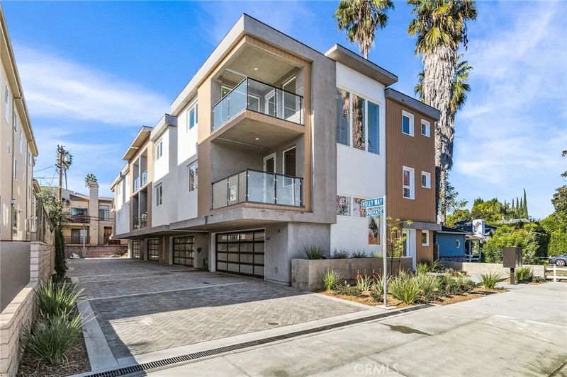 11821 Holly, Valley Village, CA 91607
