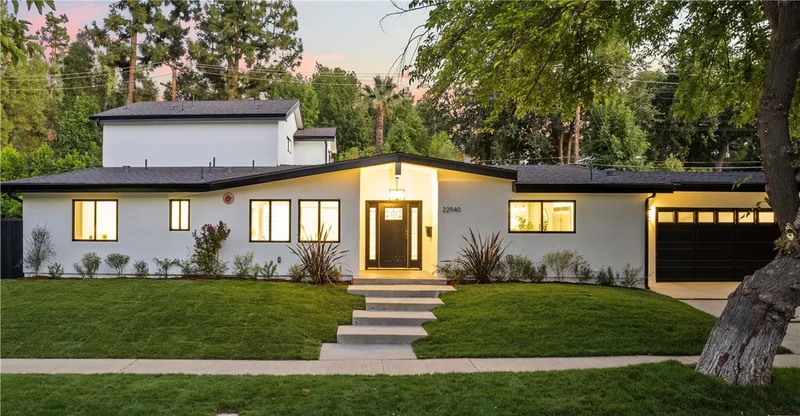 22940 Austin, Woodland Hills, CA 91364