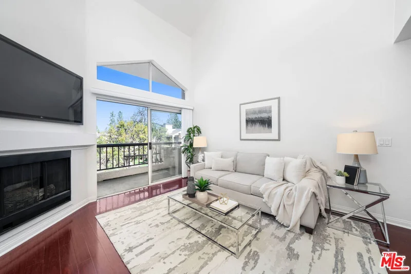 5525 Canoga #302, Woodland Hills, CA 91367