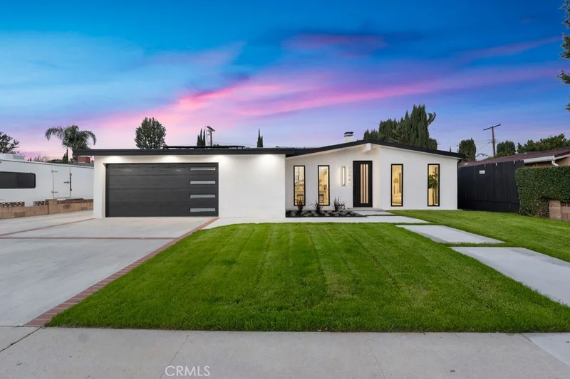 22901 Wyandotte, West Hills, CA 91307