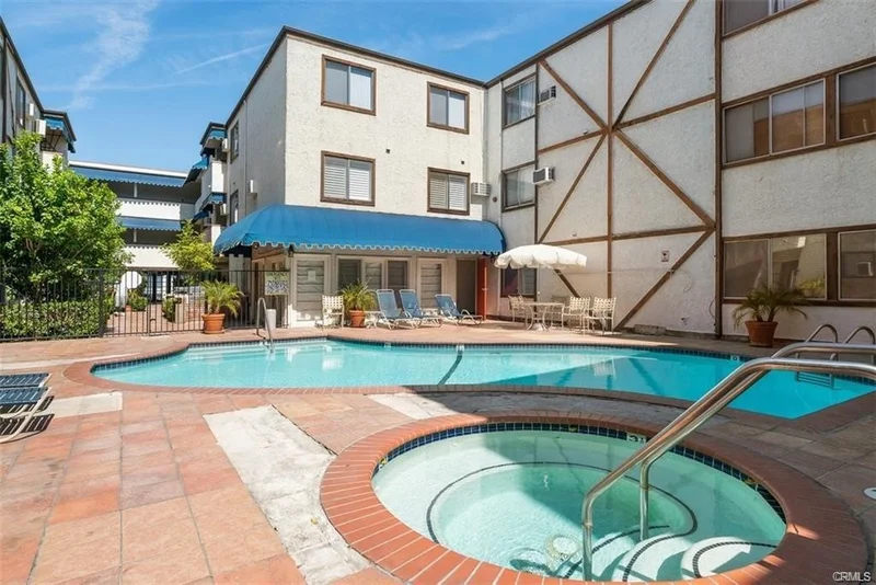 18530 Hatteras #329, Tarzana, CA 91356