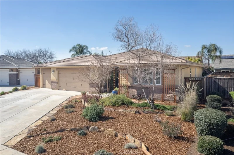 1042 Kaweah, Clovis, CA 93619