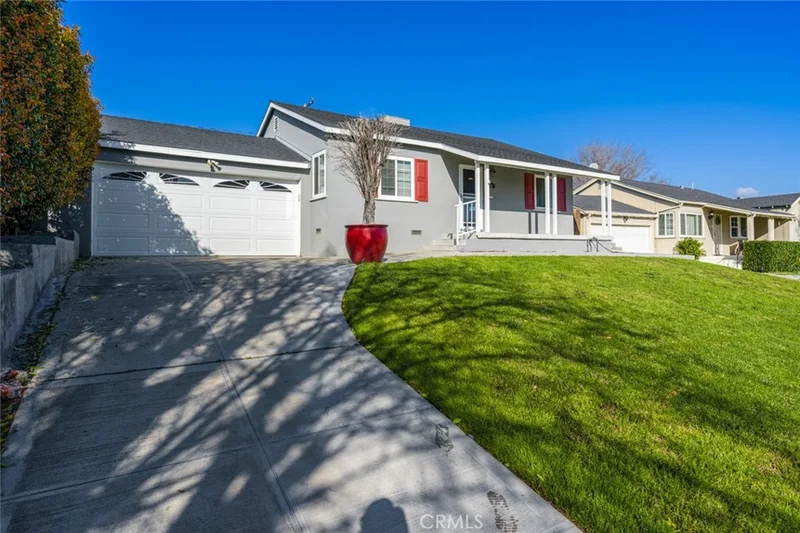 859 Valencia, Colton, CA 92324