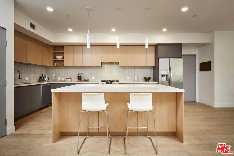 5110 Whitsett #303, Valley Village, CA 91607