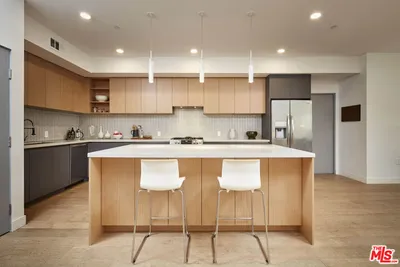 5110 Whitsett #303