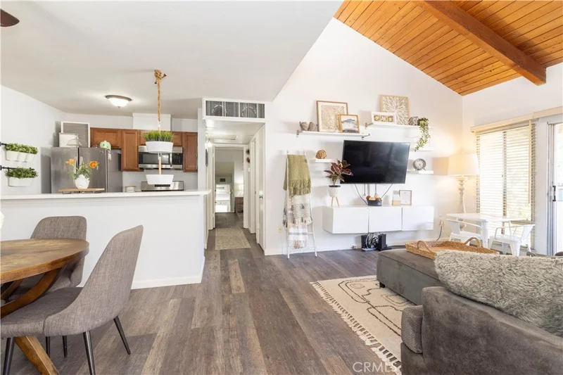 8601 International #224, Canoga Park, CA 91304