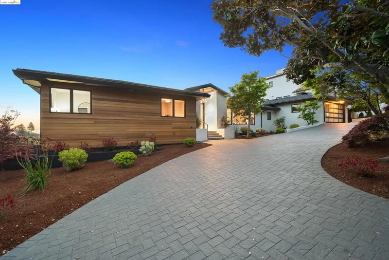 5633 Country Club Dr, Oakland, CA 94618