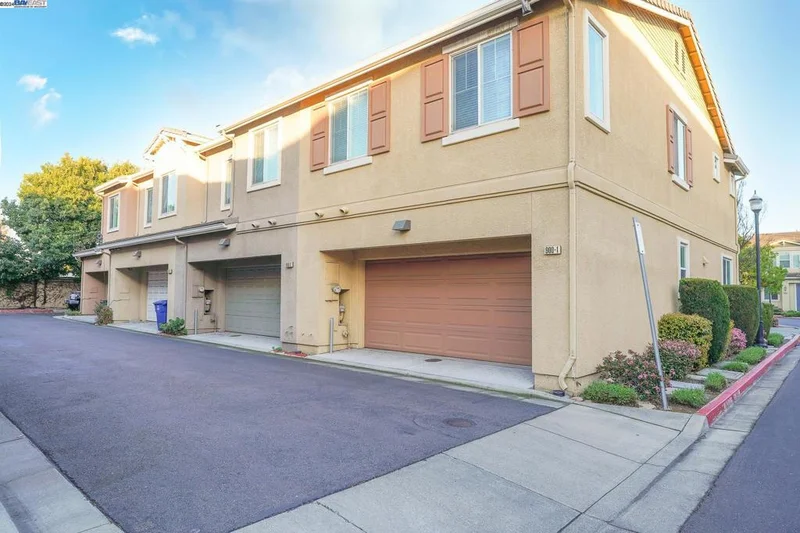 900 Old Oak Ln #1, Hayward, CA 94541