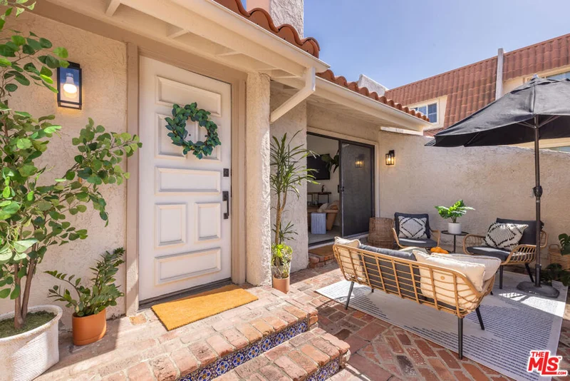 6242 Shoup #16, Woodland Hills, CA 91367