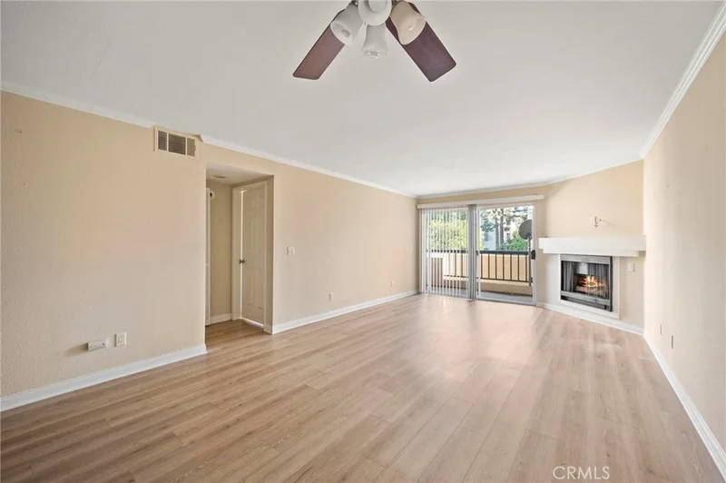 5550 Owensmouth #204, Woodland Hills, CA 91367