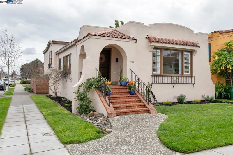 1016 Mound St, Alameda, CA 94501