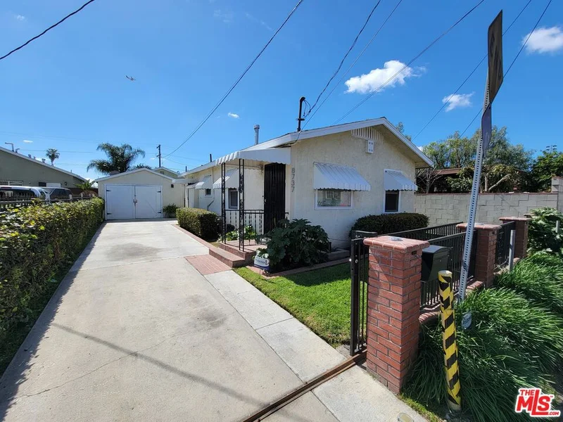 8737 Denver Avenue, Los Angeles, CA 90044