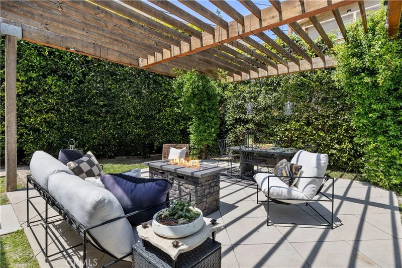 2538 Elsinore, Los Angeles, CA 90026