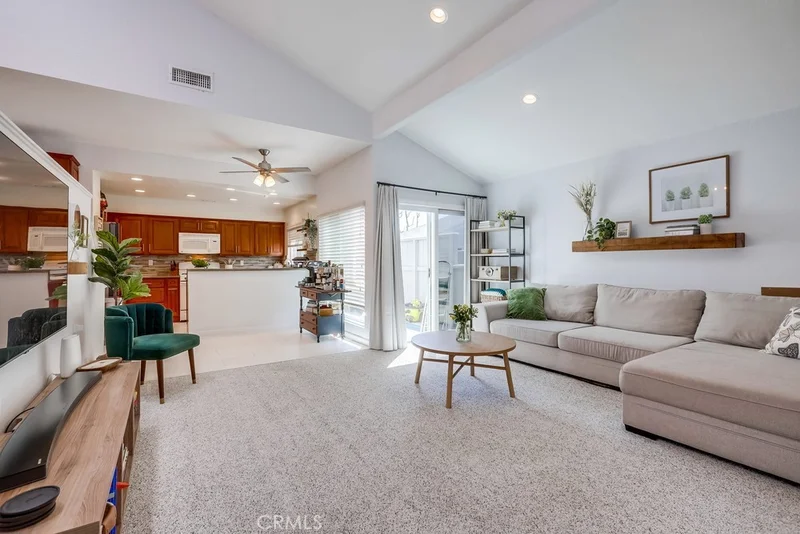 2730 W Segerstrom Avenue B, Santa Ana, CA 92704
