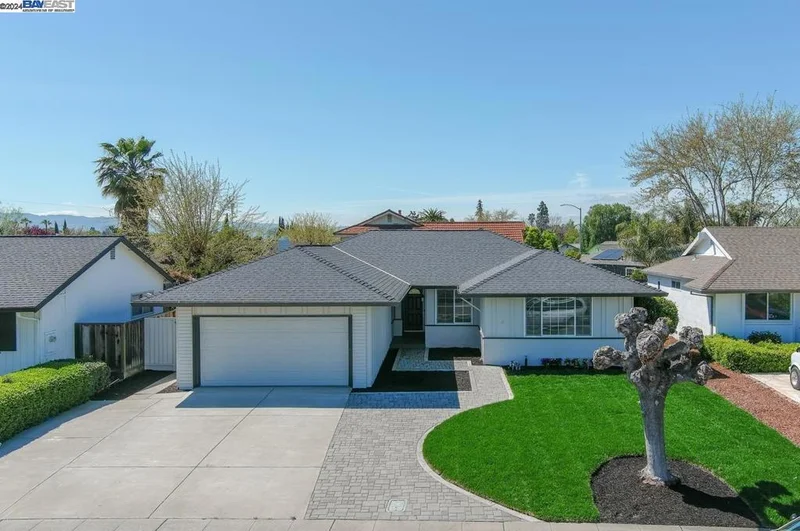 1230 Lakehurst Rd, Livermore, CA 94551
