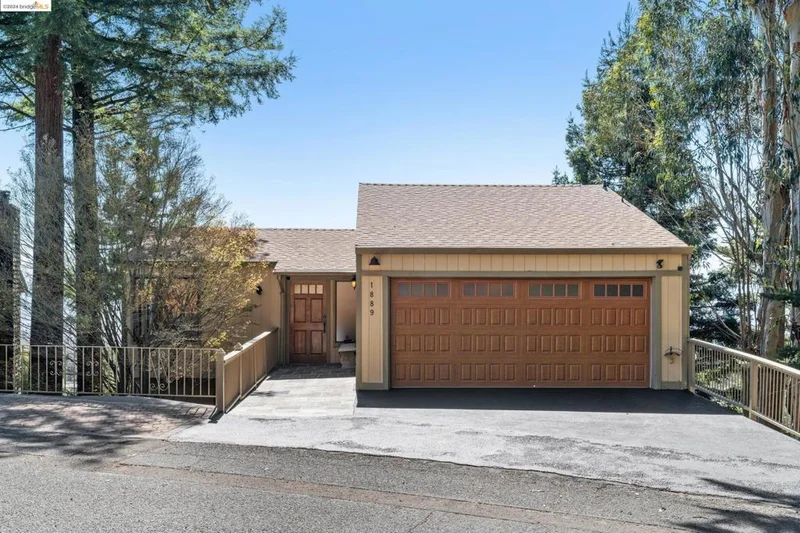 1889 Manzanita Dr, Oakland, CA 94611