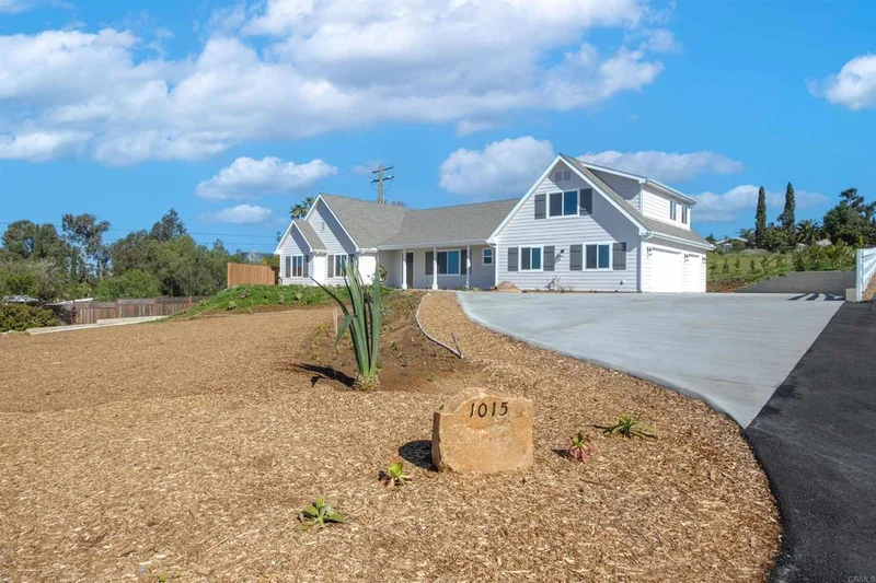1015 & 1015 1/2 La Rueda Drive, Vista, CA 92084