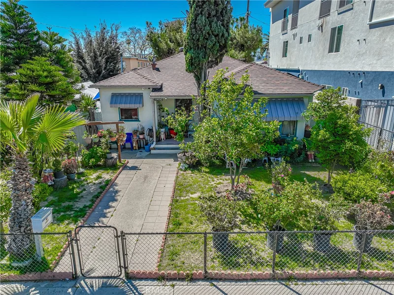 11450 Oxnard Street, North Hollywood, CA 91606