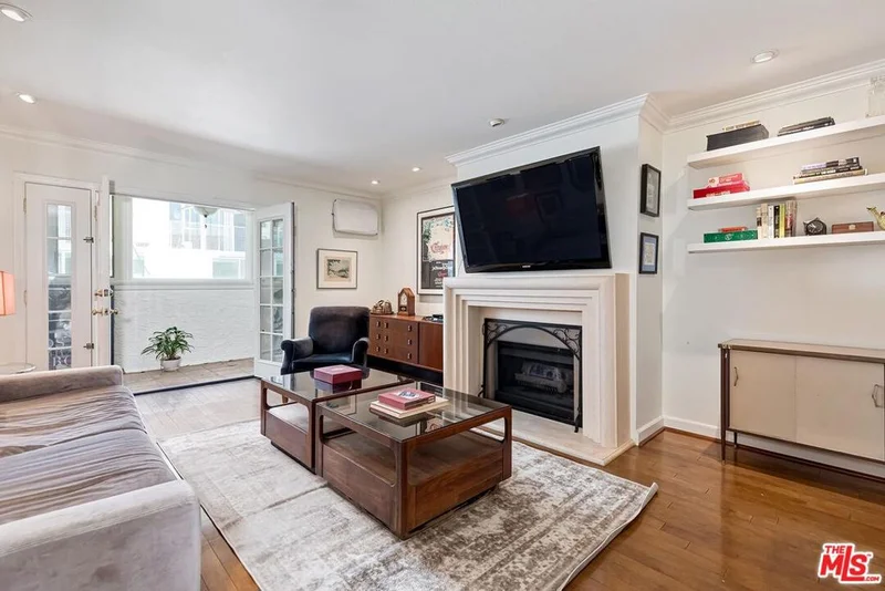 1124 N La Cienega Boulevard 203, West Hollywood, CA 90069