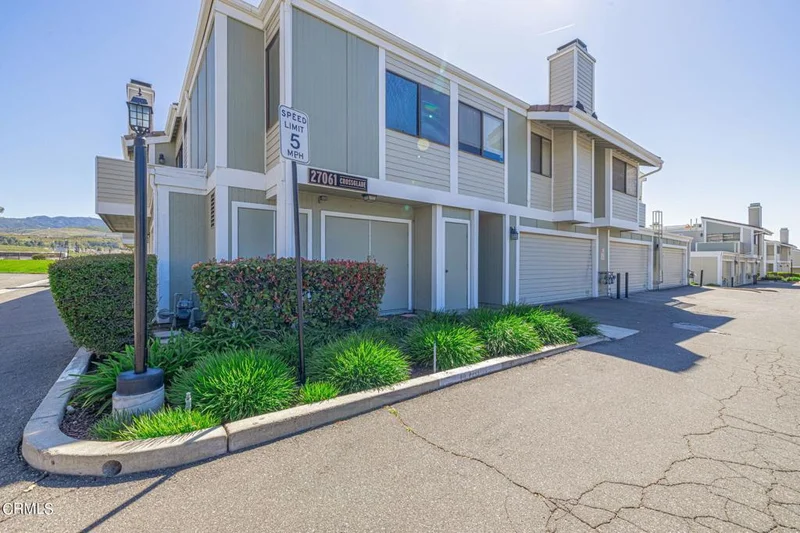 27061 Crossglade Avenue 2, Santa Clarita, CA 91351