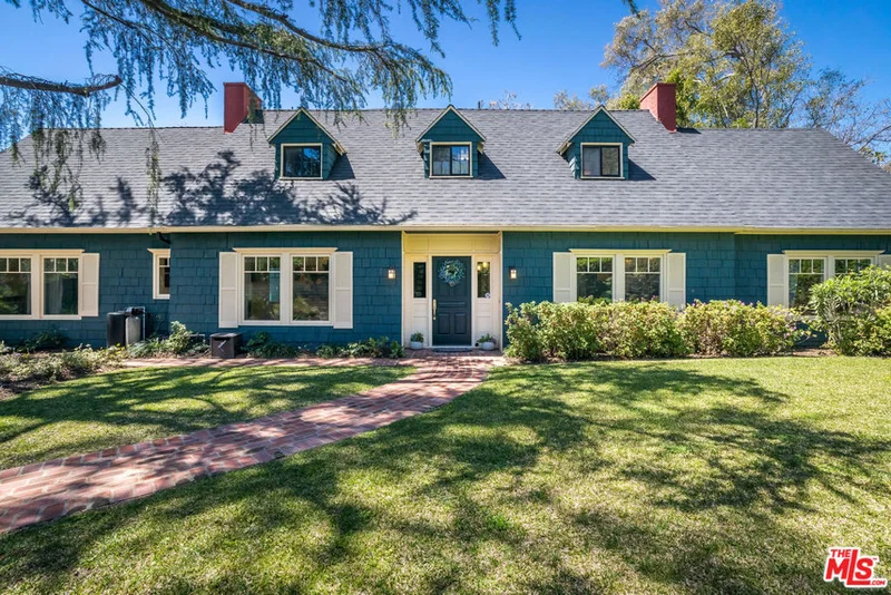 2555 N Altadena Drive, Altadena, CA 91001