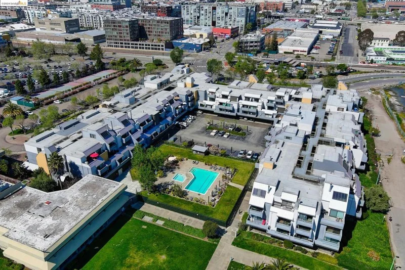 1 Embarcadero W 252, Oakland, CA 94607