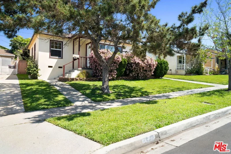 4542 Pasadena Avenue, Long Beach, CA 90807