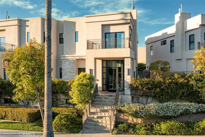 18707 Redwing Street, Tarzana, CA 91356