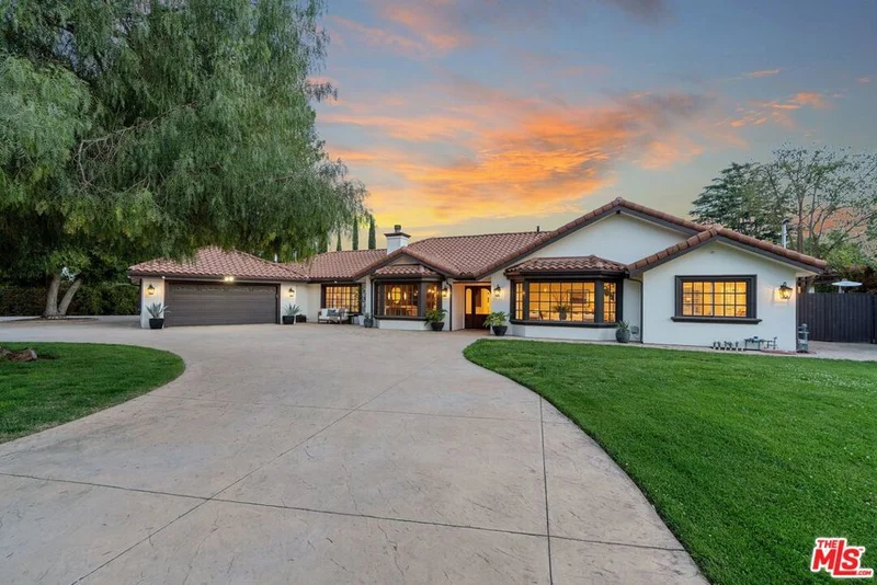 23030 Collins Street, Woodland Hills, CA 91367