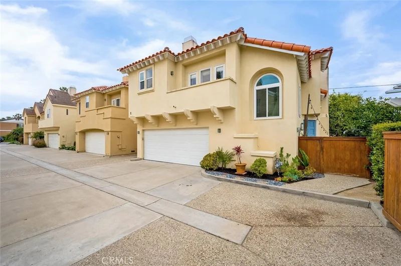 302 E 16th St E, Costa Mesa, CA 92627