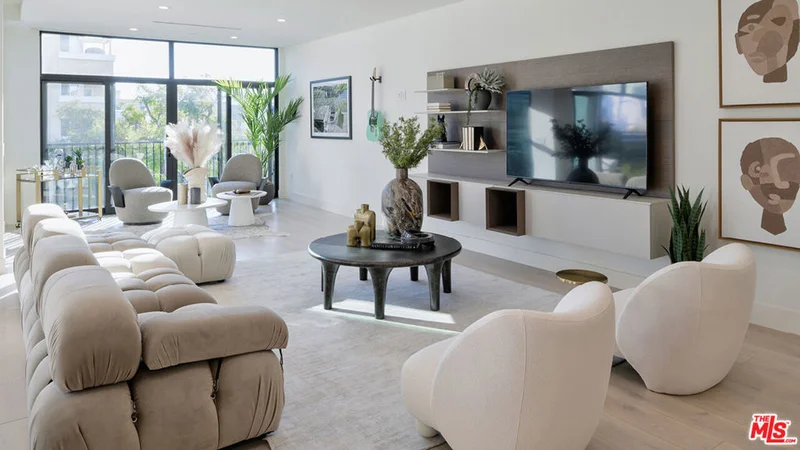 425 N Palm Drive 203, Beverly Hills, CA 90210