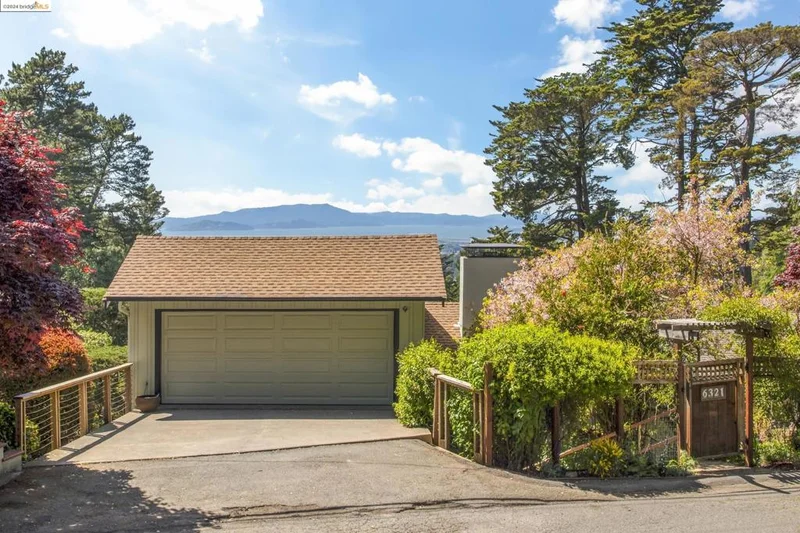 6321 Longcroft Dr, Oakland, CA 94611