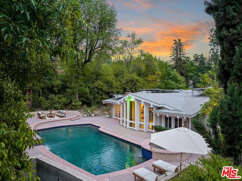 22801 Pera Road, Woodland Hills, CA 91364