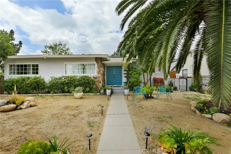 19048 Victory Boulevard, Tarzana, CA 91335