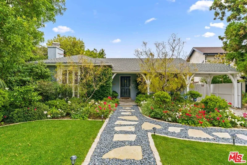 10320 Rossbury Place, Los Angeles, CA 90064