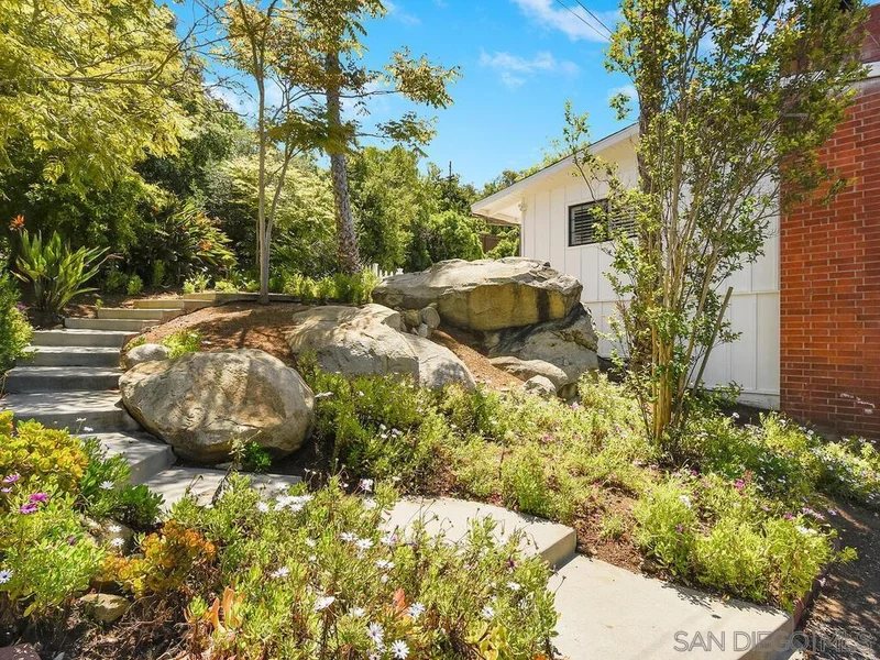 1121 Loma Vista Way, Vista, CA 92084