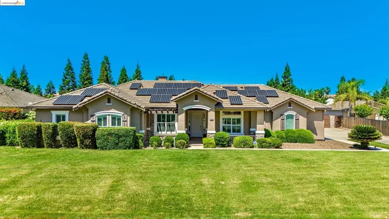 10140 Wildhawk Dr, Sacramento, CA 95829