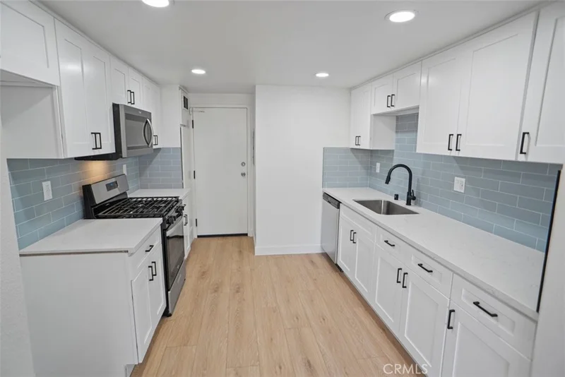 8601 Sunland Boulevard 3, Sun Valley, CA 91352