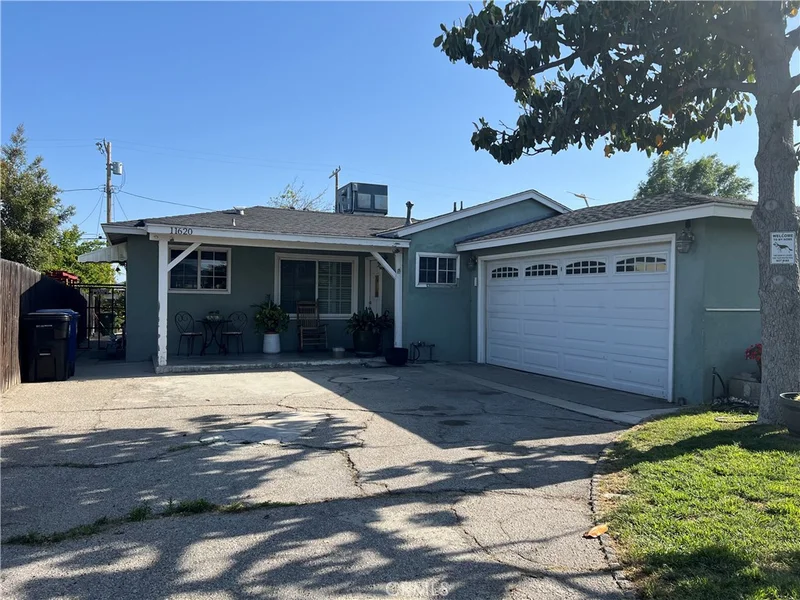 11620 Strathern Street, North Hollywood, CA 91605
