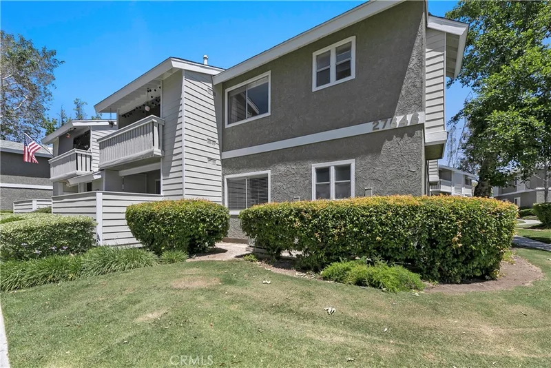 27646 Susan Beth Way G, Saugus, CA 91350