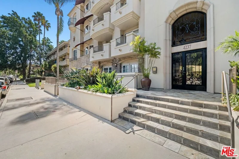 4237 Longridge Avenue 304, Studio City, CA 91604