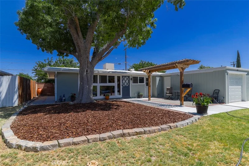 1121 W Avenue J6, Lancaster, CA 93534
