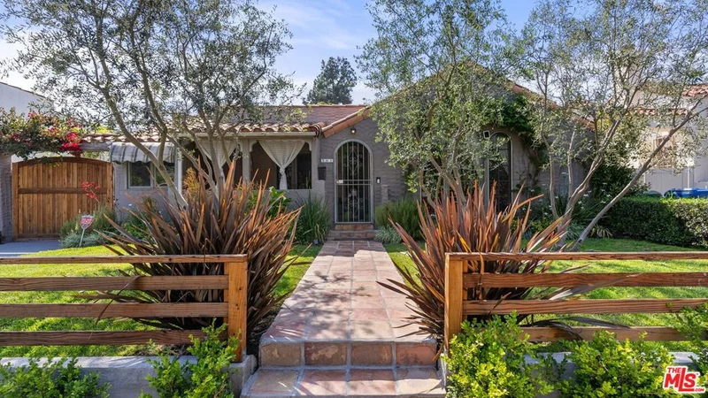 561 N Irving Boulevard, Los Angeles, CA 90004