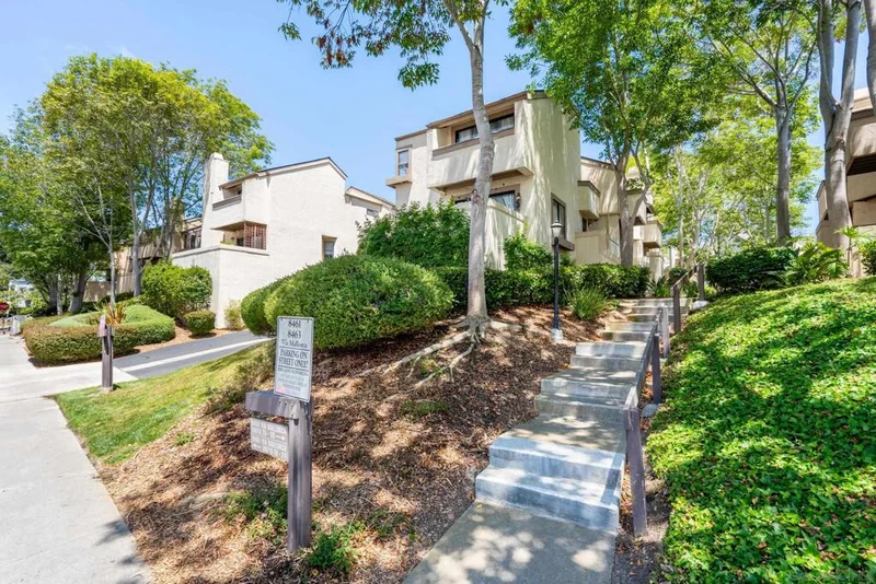 8461 Via Mallorca 19, La Jolla, CA 92037