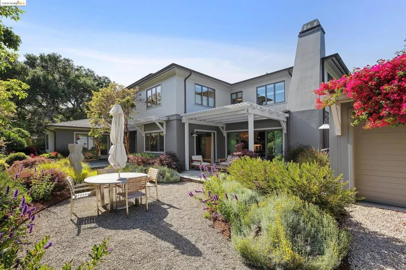 2945 Claremont Blvd, Berkeley, CA 94705