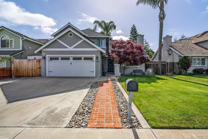 1141 Versailles Drive, Hollister, CA 95023