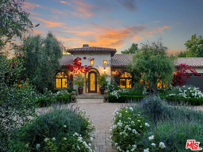 23021 Collins Street, Woodland Hills, CA 91367