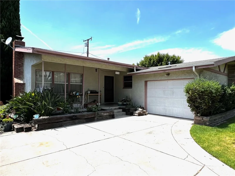 2715 Petaluma Avenue, Long Beach, CA 90815