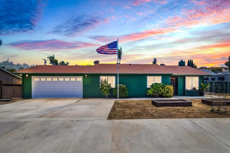 8636 Atlas View Dr, Santee, CA 92071
