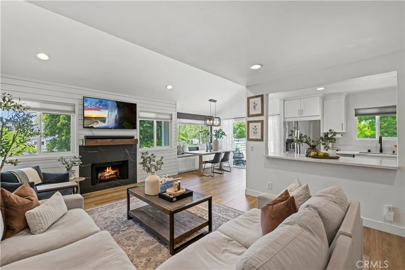 27071 Crossglade Avenue 7, Canyon Country, CA 91351
